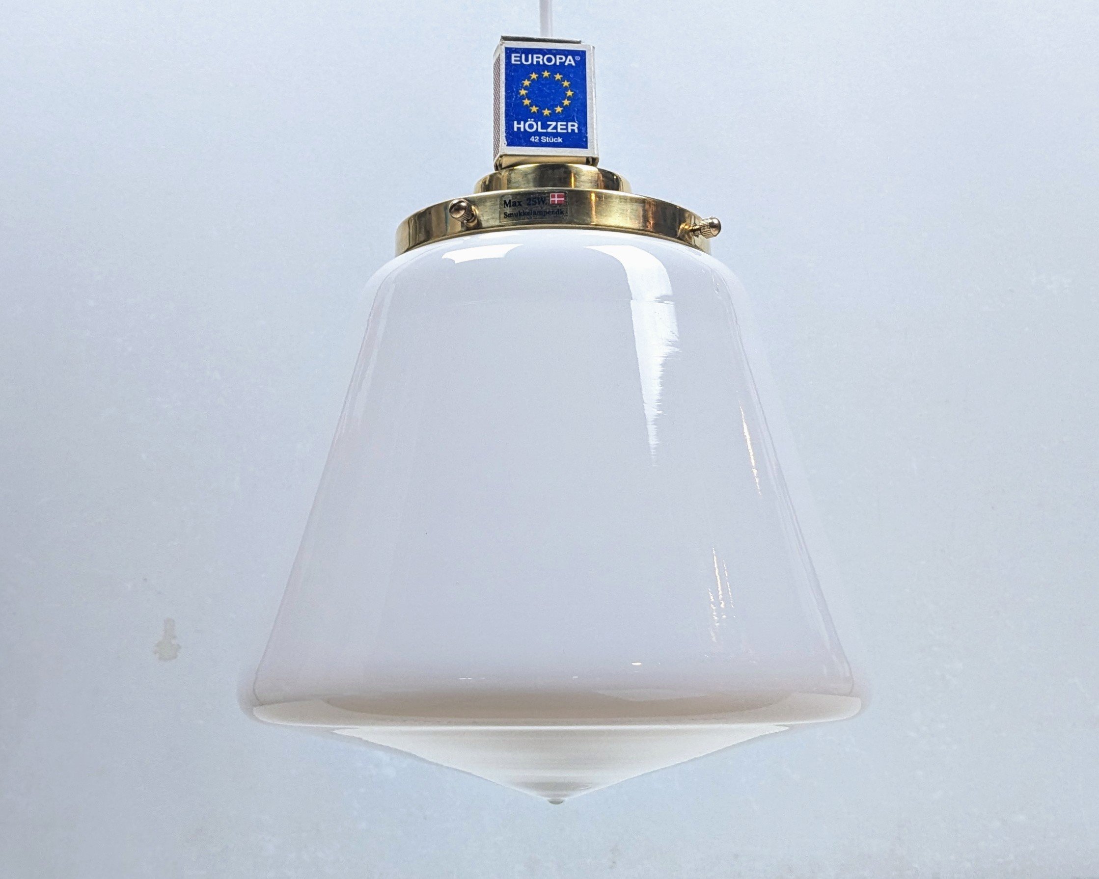 Skøn fuld restaureret Bauhaus opalglas lampe fra 1950. Alt udover glas er nyt. Messing. Ø24. - Billede 3