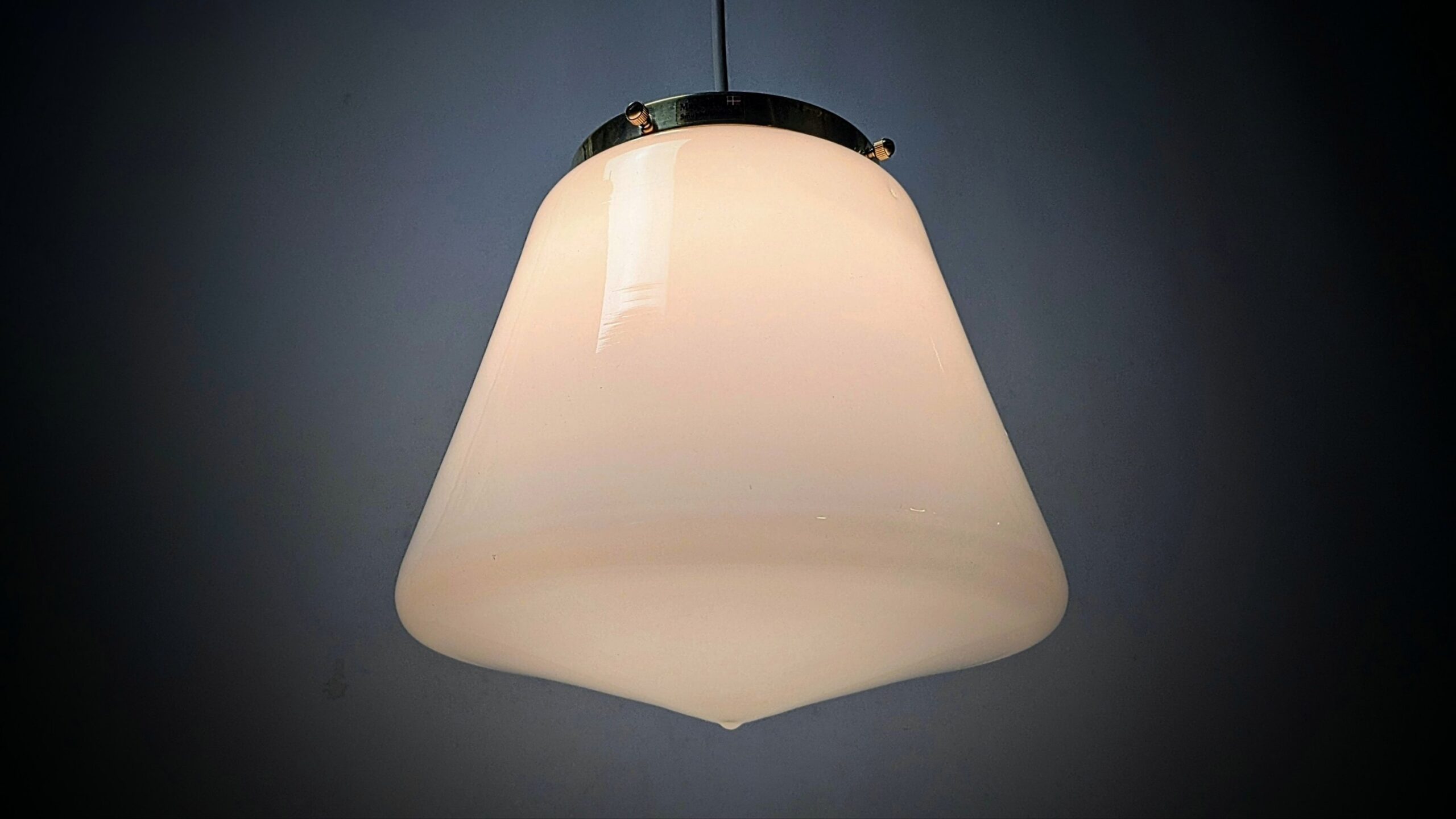 Skøn fuld restaureret Bauhaus opalglas lampe fra 1950. Alt udover glas er nyt. Messing. Ø24.