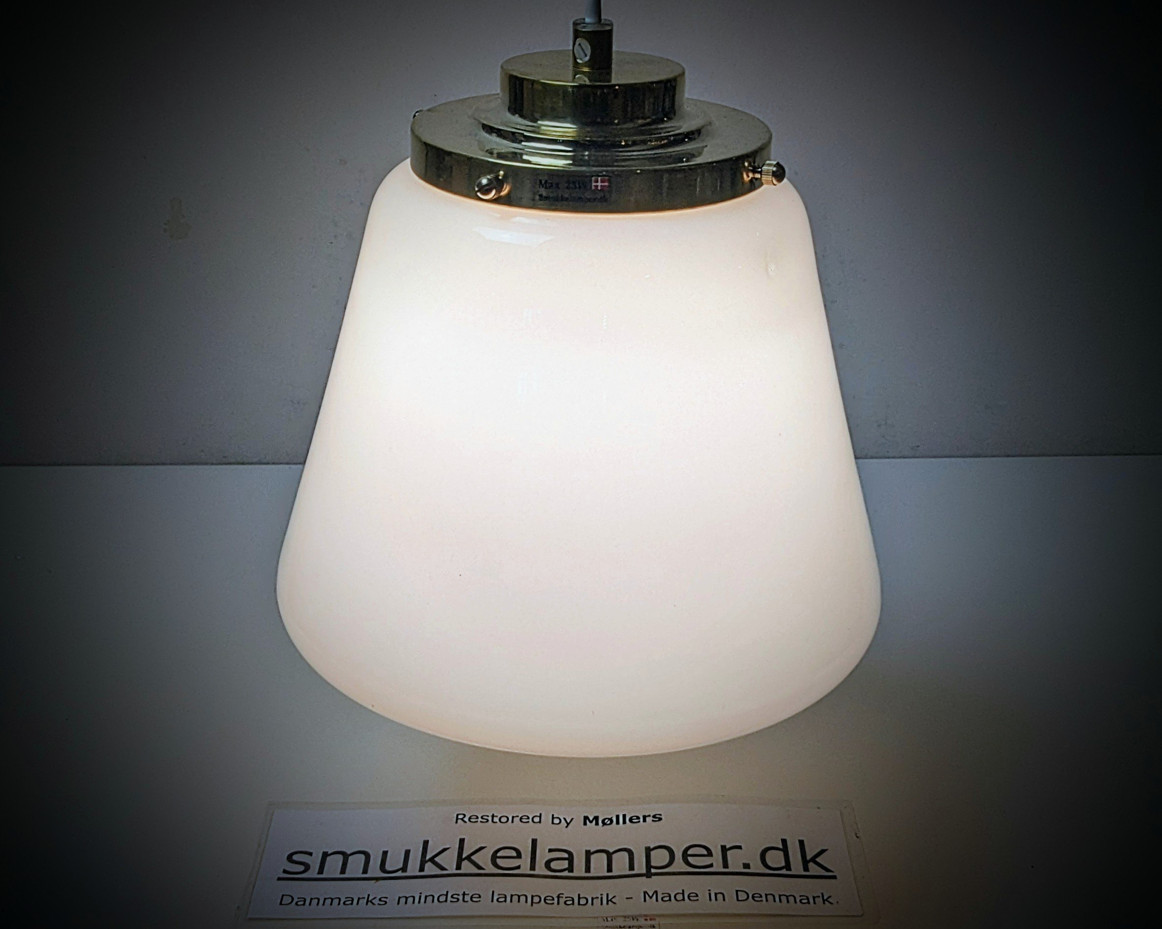 Skøn fuld restaureret Bauhaus opalglas lampe fra 1950. Alt udover glas er nyt. Messing. Ø24. - Billede 2