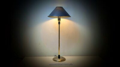 Skøn fuld restaureret Svensk eksklusiv bordlampe fra 1980. 60 cm høj. Læs mere.
