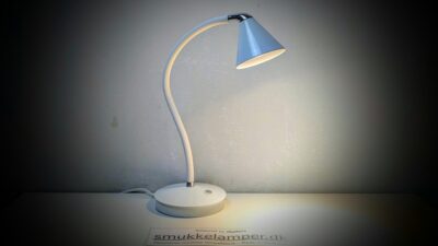 Klassisk nordisk design. Nordlux Bali fra 2012. Hvis. 43 cm høj. Bordlampe kontor. Dæmpbar.
