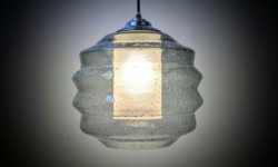 Skøn svensk fuld restaureret glas hjørne pendel. Grå bobleglas. Alt udover glas er nyt. Ø28