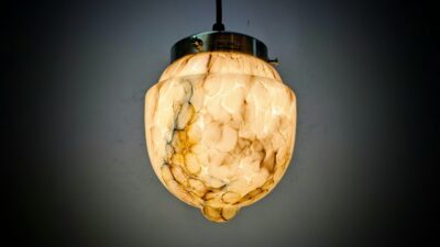 Skøn lille kuglependel fra 1930. Fuld restaureret. Ø14. Sandfarvet marmoreret.