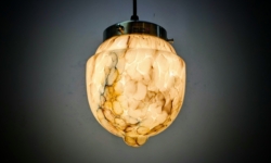 Skøn lille kuglependel fra 1930. Fuld restaureret. Ø14. Sandfarvet marmoreret.