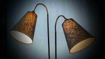 Skøn fuld restaureret standerlampe fra 1950. 145 cm høj. Nyt el og skærme. Pickup only