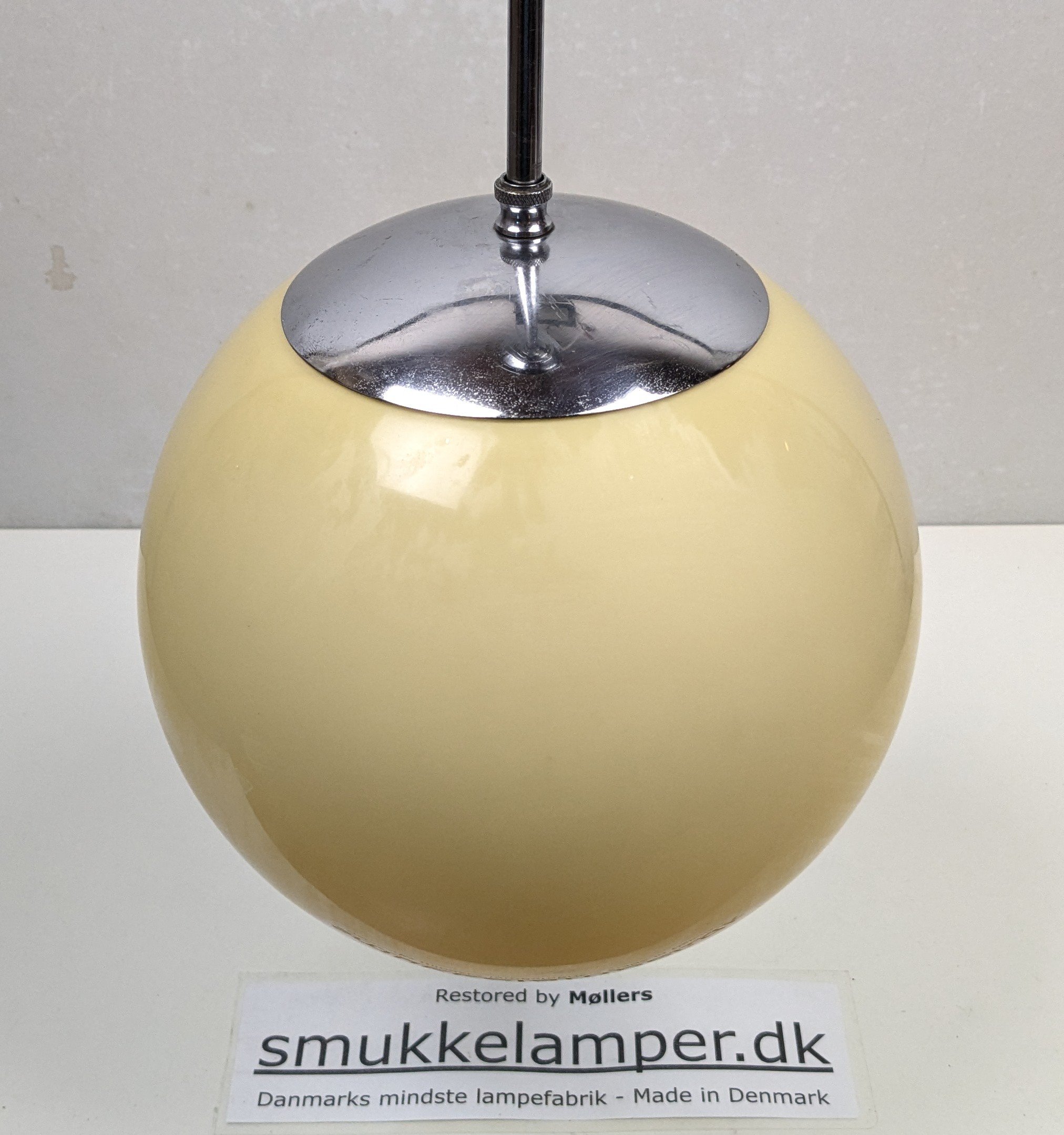 Sandfarvet kuglependel fra 1920. Ø25. Fast nedhæng 55 cm. Nyt el. Sjældent Uranium oxid glas. - Billede 3
