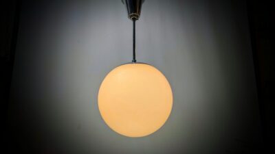 Skøn sandfarvet kuglependel fra 1920. Ø25. Forkromet fast nedhæng 55 cm. Nyt el.