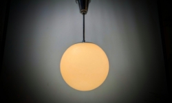 Sandfarvet kuglependel fra 1920. Ø25. Fast nedhæng 55 cm. Nyt el. Sjældent Uranium oxid glas.