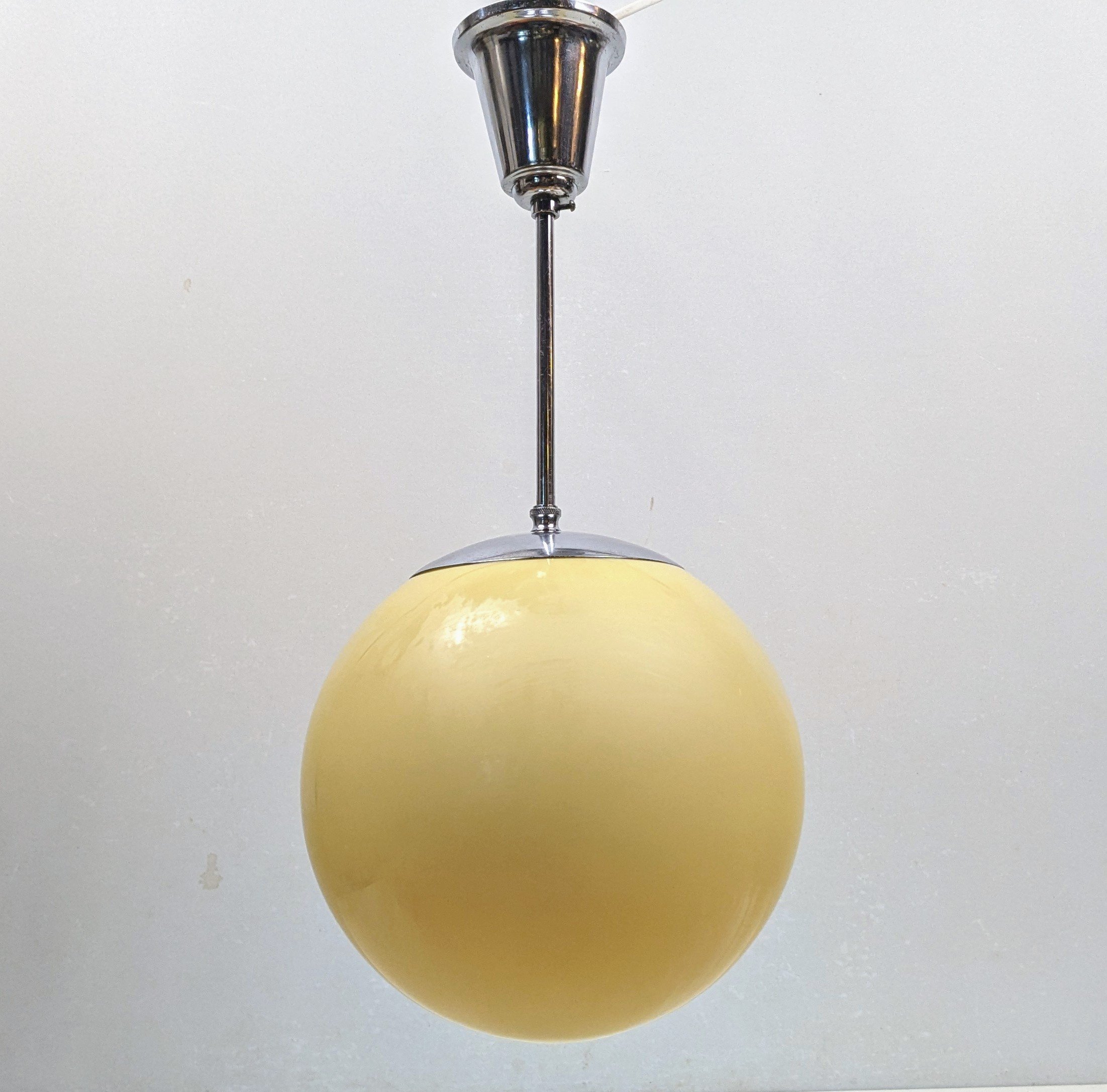 Sandfarvet kuglependel fra 1920. Ø25. Fast nedhæng 55 cm. Nyt el. Sjældent Uranium oxid glas. - Billede 4