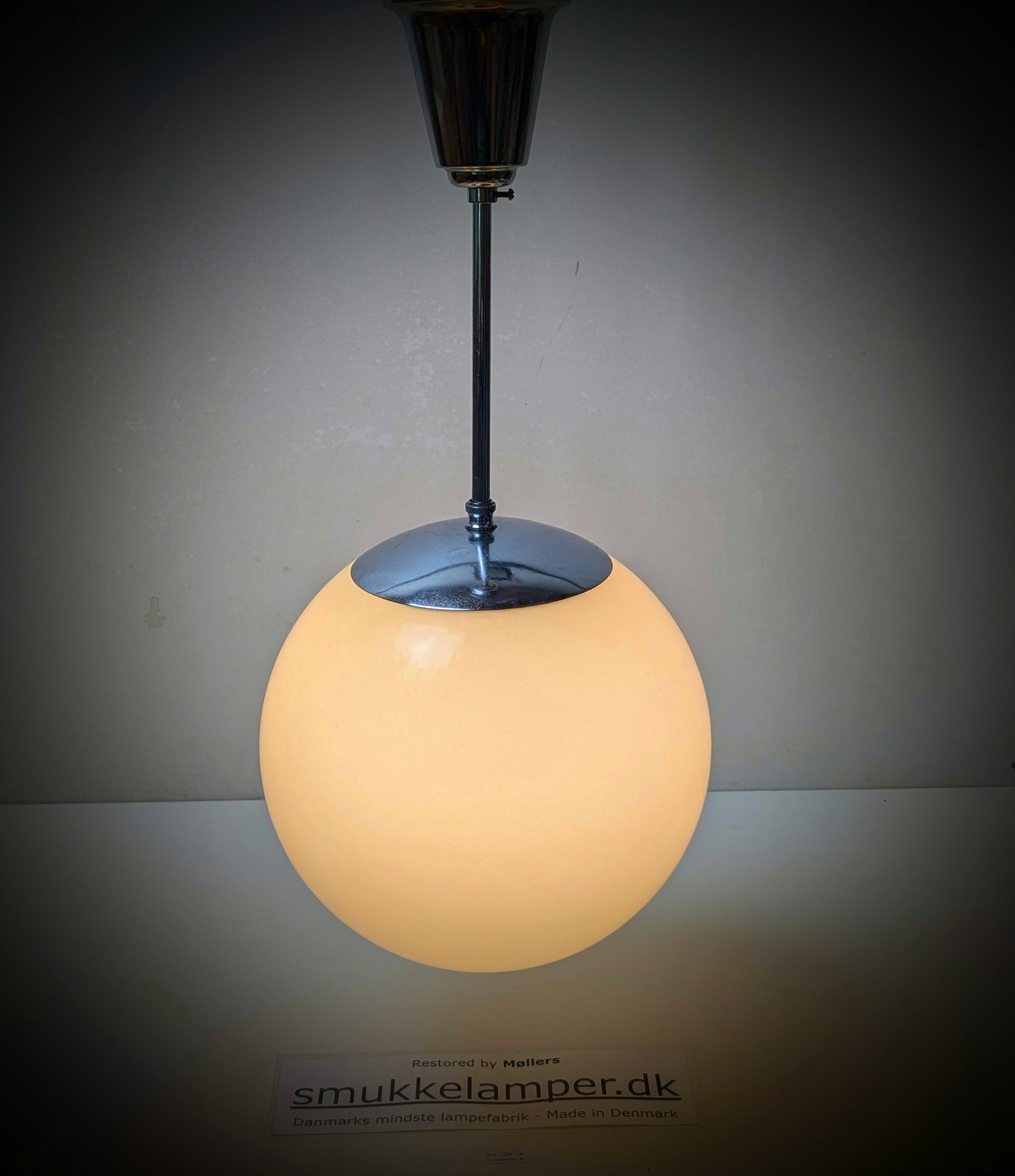 Sandfarvet kuglependel fra 1920. Ø25. Fast nedhæng 55 cm. Nyt el. Sjældent Uranium oxid glas. - Billede 2