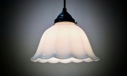 Skøn skandinavisk køkken lampe i hvid opalglas. Nyt el. Ophæng fra 1930.