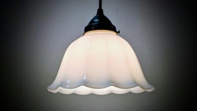 Skøn skandinavisk køkken lampe i hvid opalglas. Nyt el. Ophæng fra 1930.