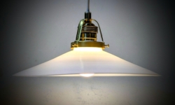 Holmegaard antik skomager pendel. Ø26,5 6,2 cmH. Messing m.m. 1930.