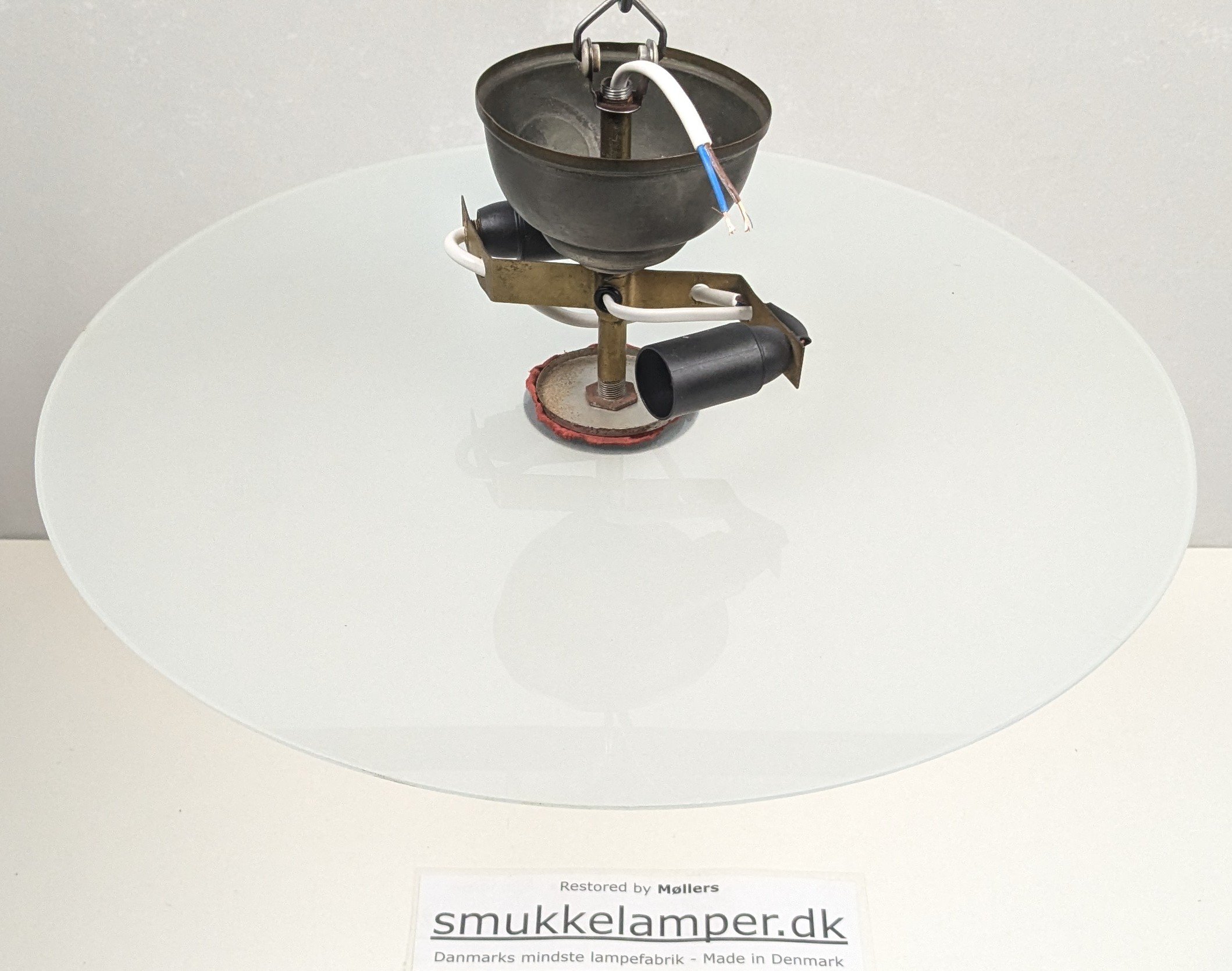 Skøn entre glas loftlampe fra 1930. Ø45. 16 cm fast nedhæng. Til stuk m.m Pickup only. Nyt el. Sjælden.
