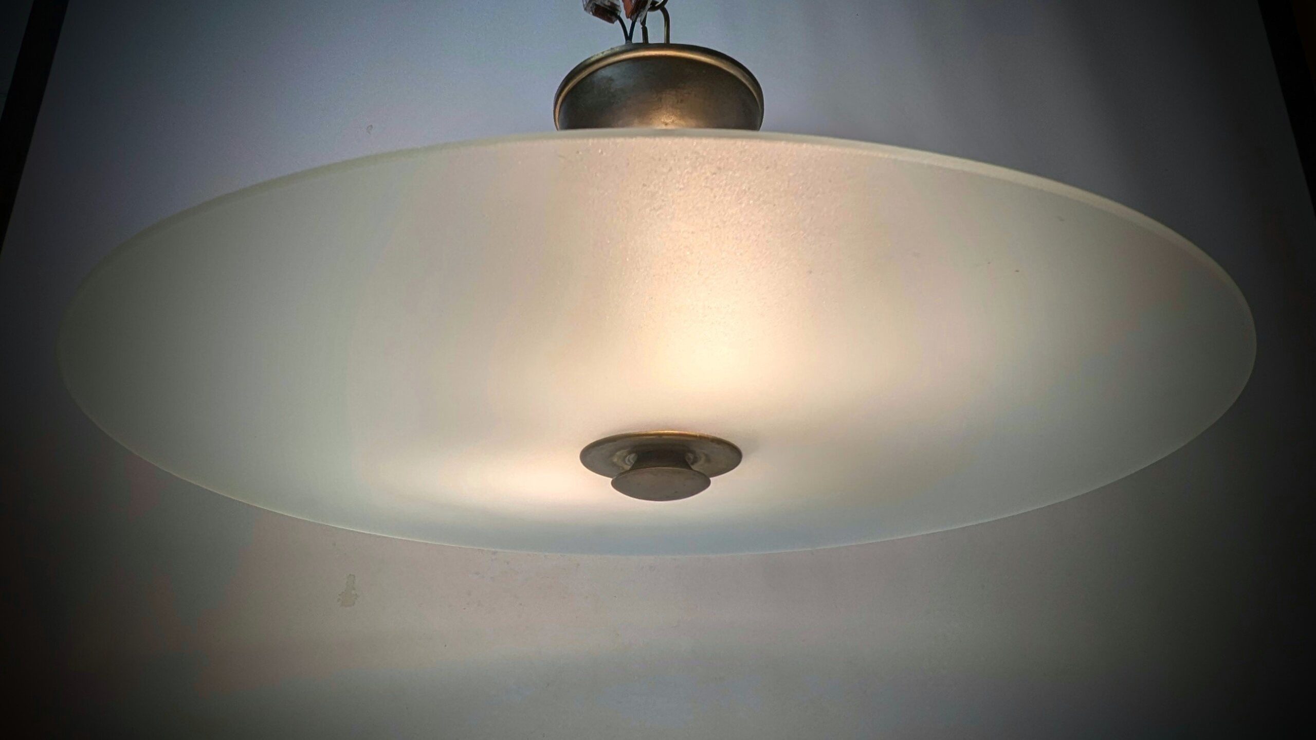 Skøn entre glas loftlampe fra 1930. Ø45. 16 cm fast nedhæng. Til stuk m.m Pickup only. Nyt el. Sjælden.