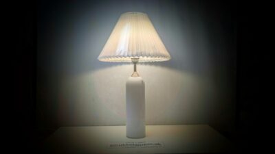 Stor skøn Royal Copenhagen Skala bordlampe. 62 cm høj. Ny plisse skærm i hvid. Ø38. Pickup only.