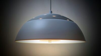 Stilren design loftlampe til spisebord i alu og glas. Ø35. Delvist nyt el.