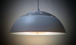 Stilren design loftlampe til spisebord i alu og glas. Ø35. Delvist nyt el.