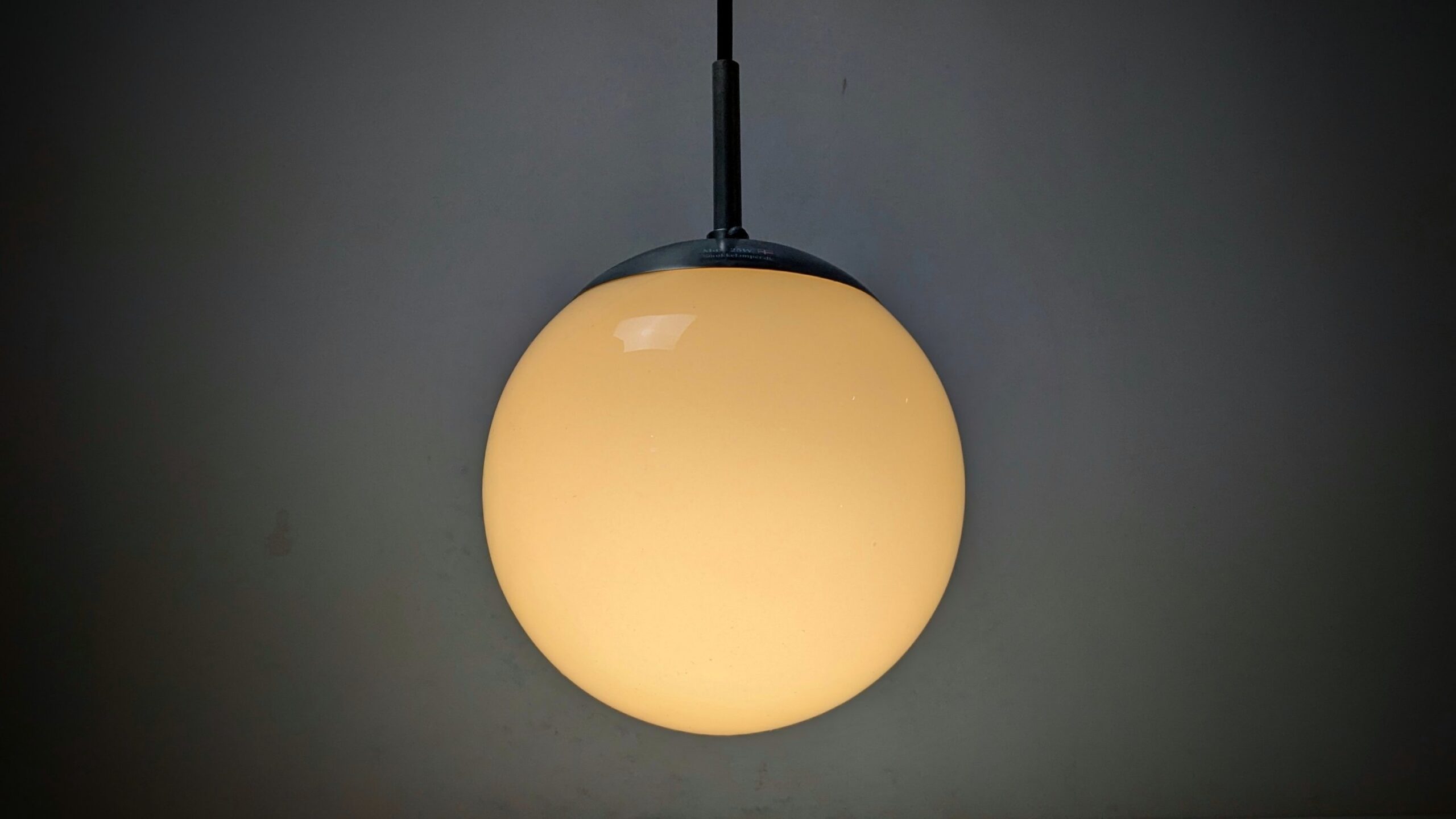 Skøn lille fuld restaureret sandfarvet kuglependel fra 1940. Ø16,5. Nyt el m.m