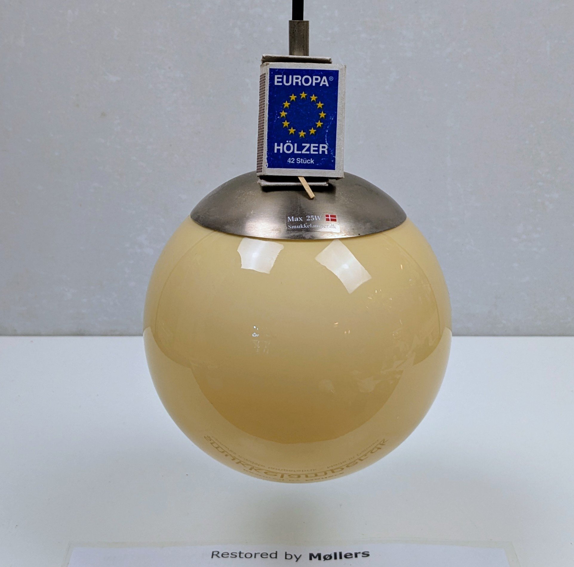 Skøn lille fuld restaureret sandfarvet kuglependel fra 1940. Ø16,5. Nyt el m.m