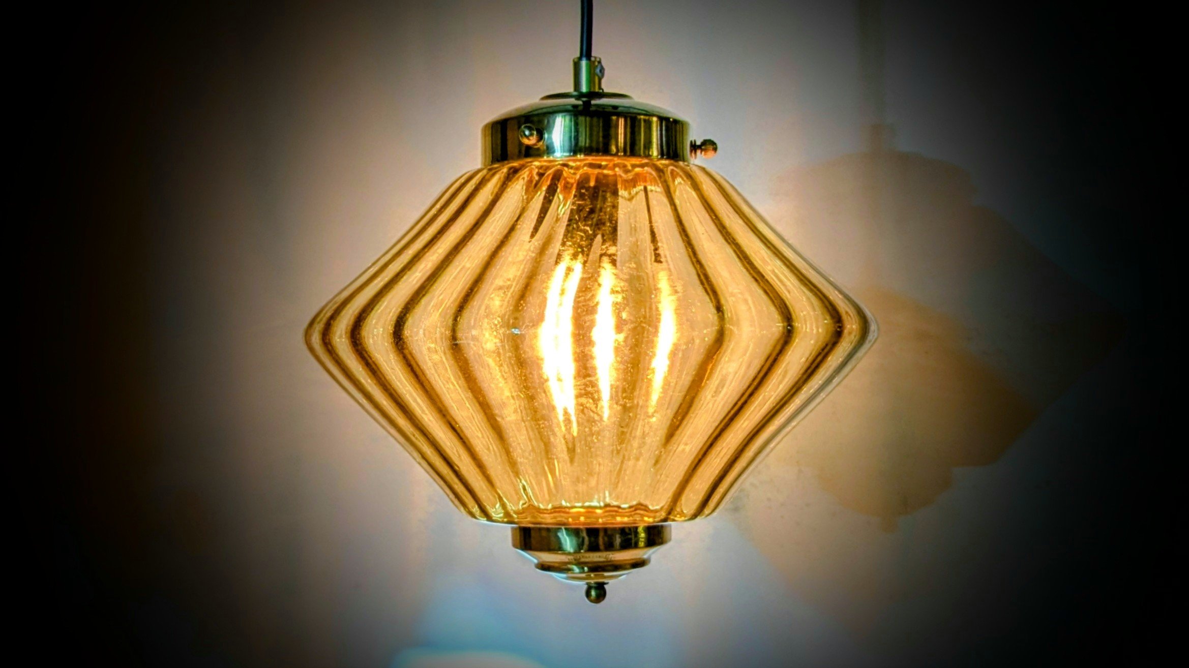 Custom håndsamlet glas hjørne pendel. “Løget”. Unika. Ø24. Møllers redesign