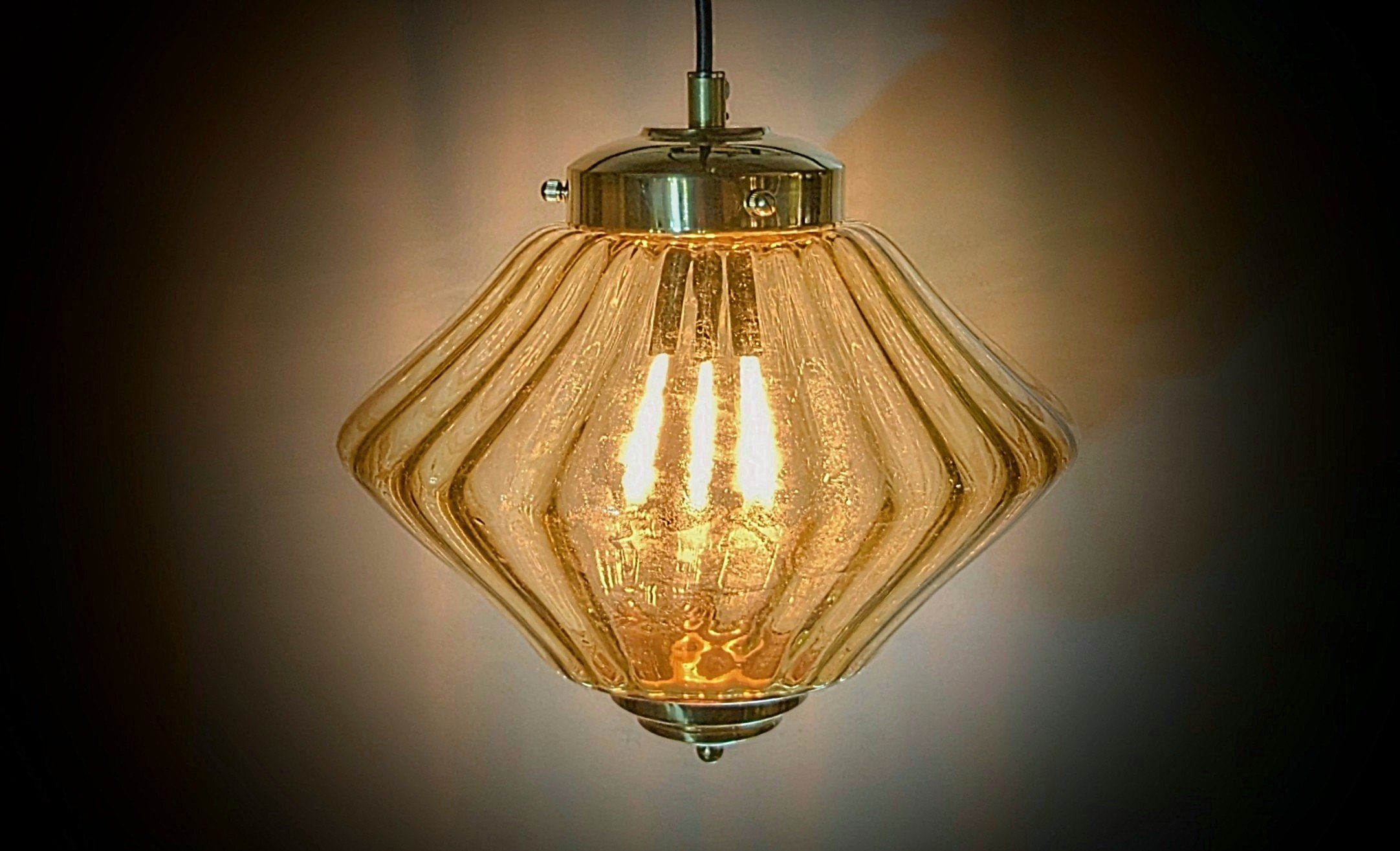 Custom håndsamlet glas hjørne pendel. “Løget”. Unika. Ø24. Møllers redesign