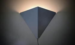 Klassisk dansk design fra 1980. Væglampe. Horn Type 550. Nyt el.