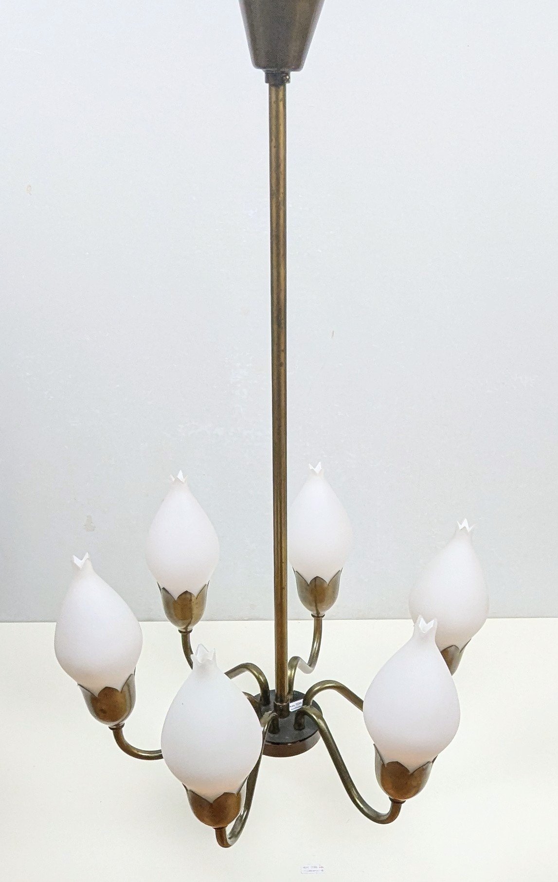 Skøn patineret Fog og Mørup tulipan lysekrone fra 1940. Ø47. Nyt el. 70 cm nedhæng. Pickup only.