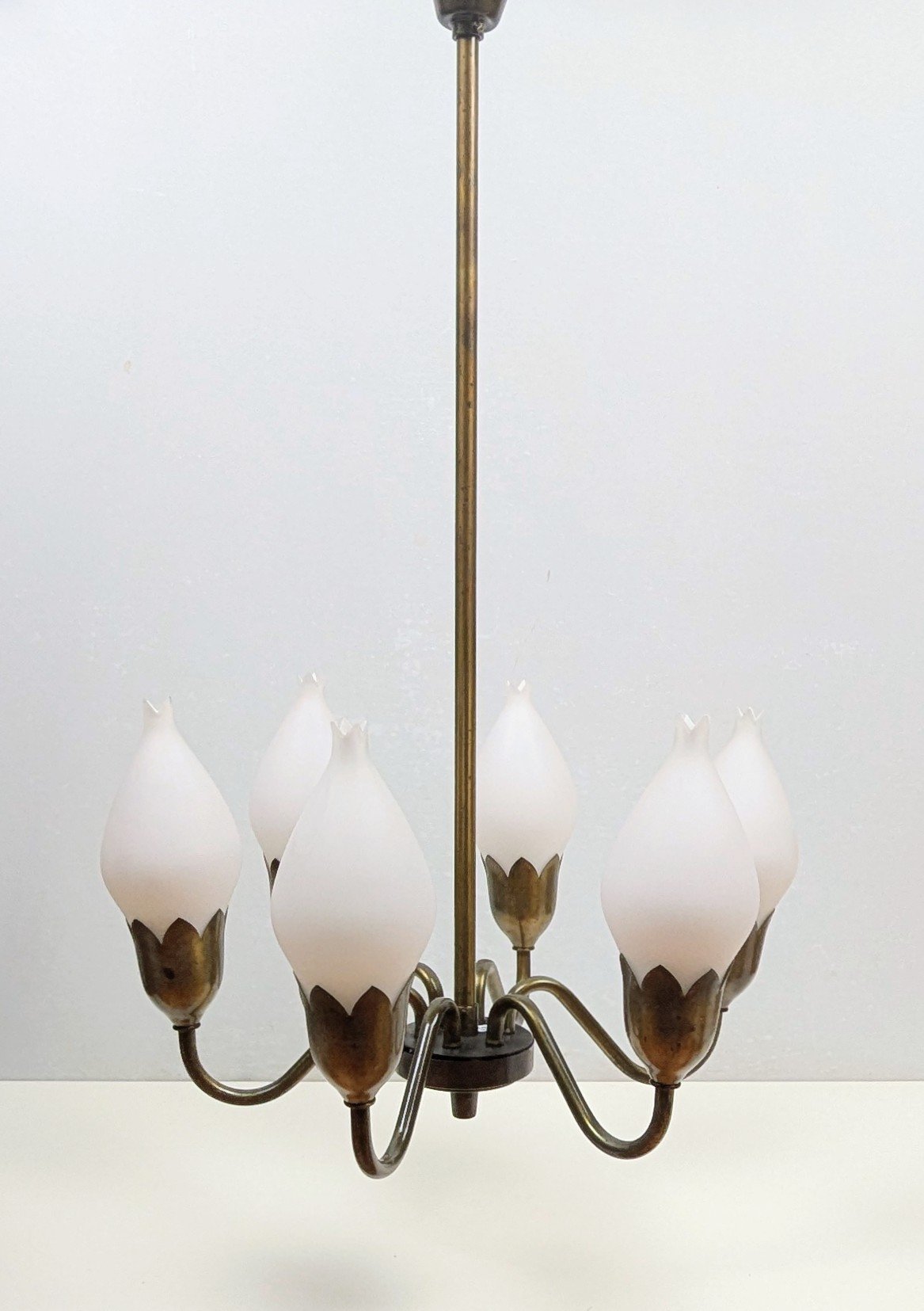 Skøn patineret Fog og Mørup tulipan lysekrone fra 1940. Ø47. Nyt el. 70 cm nedhæng. Pickup only.