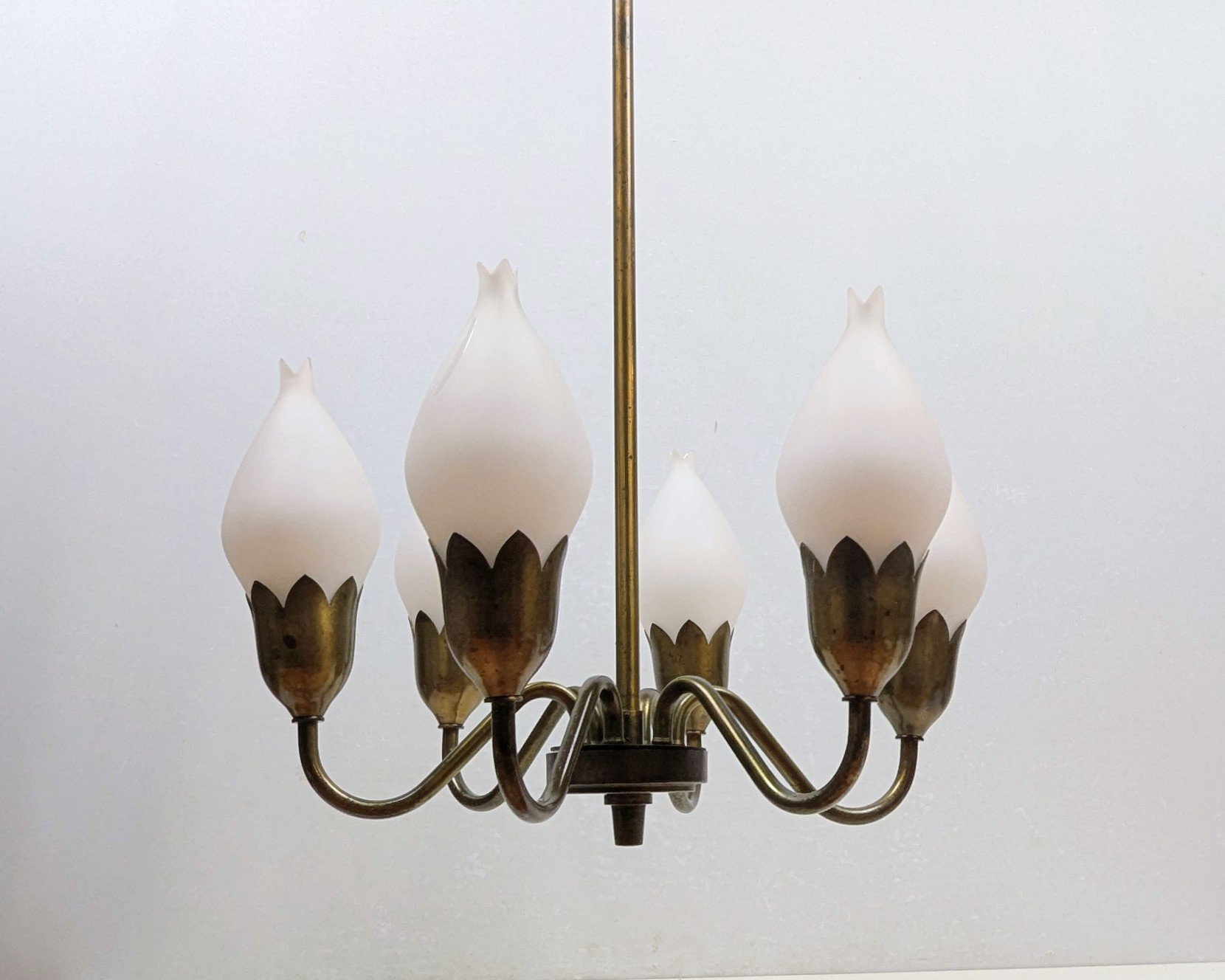 Skøn patineret Fog og Mørup tulipan lysekrone fra 1940. Ø47. Nyt el. 70 cm nedhæng. Pickup only.
