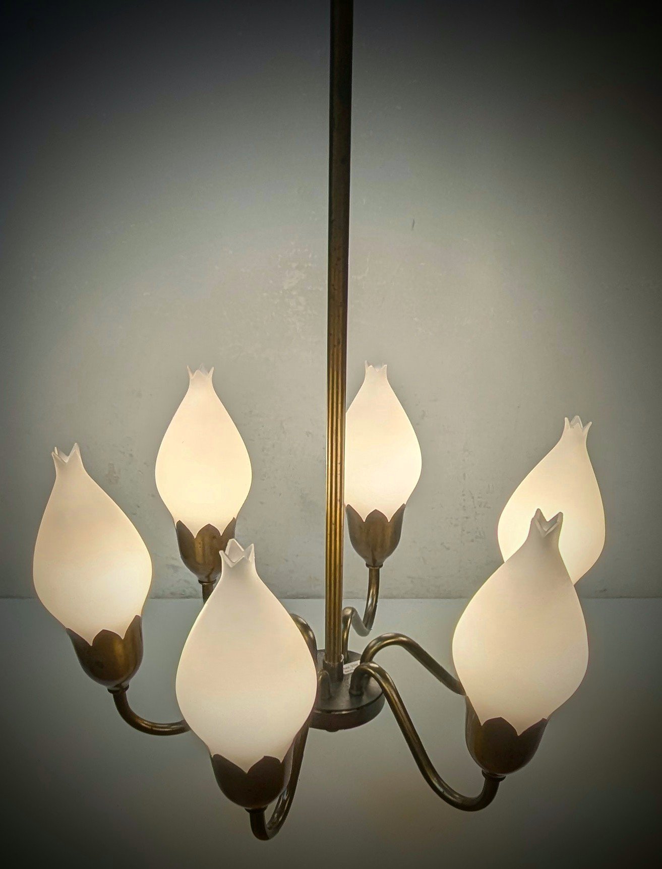 Skøn patineret Fog og Mørup tulipan lysekrone fra 1940. Ø47. Nyt el. 70 cm nedhæng. Pickup only.