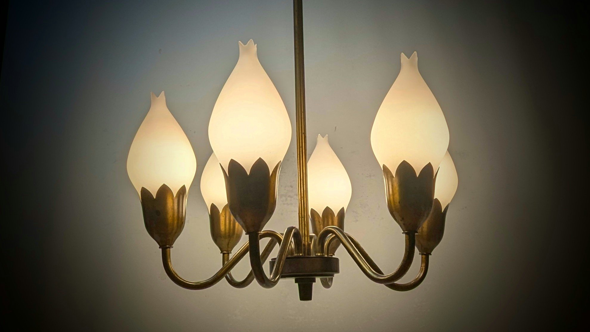Skøn patineret Fog og Mørup tulipan lysekrone fra 1940. Ø47. Nyt el. 70 cm nedhæng. Pickup only.
