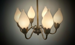 Skøn patineret Fog og Mørup tulipan lysekrone fra 1940. Ø47. Nyt el. 70 cm nedhæng. Pickup only.