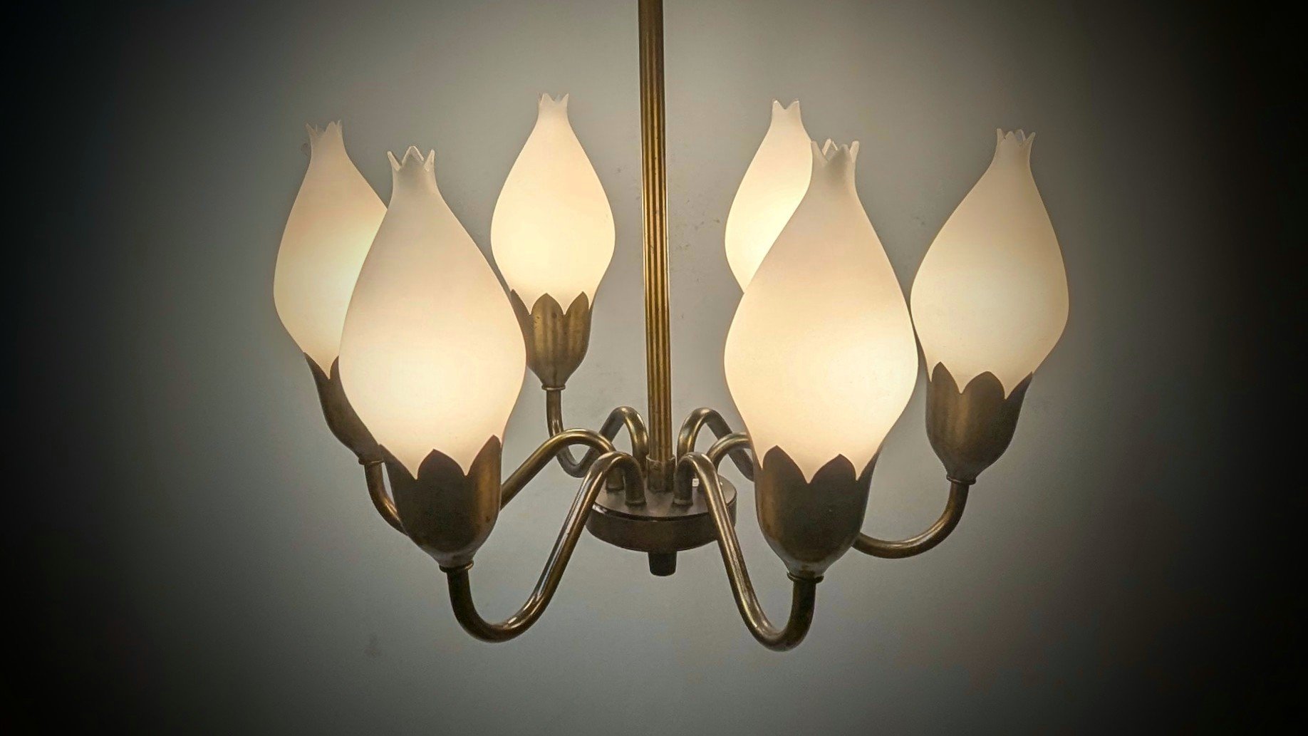 Skøn patineret Fog og Mørup tulipan lysekrone fra 1940. Ø47. Nyt el. 70 cm nedhæng. Pickup only.