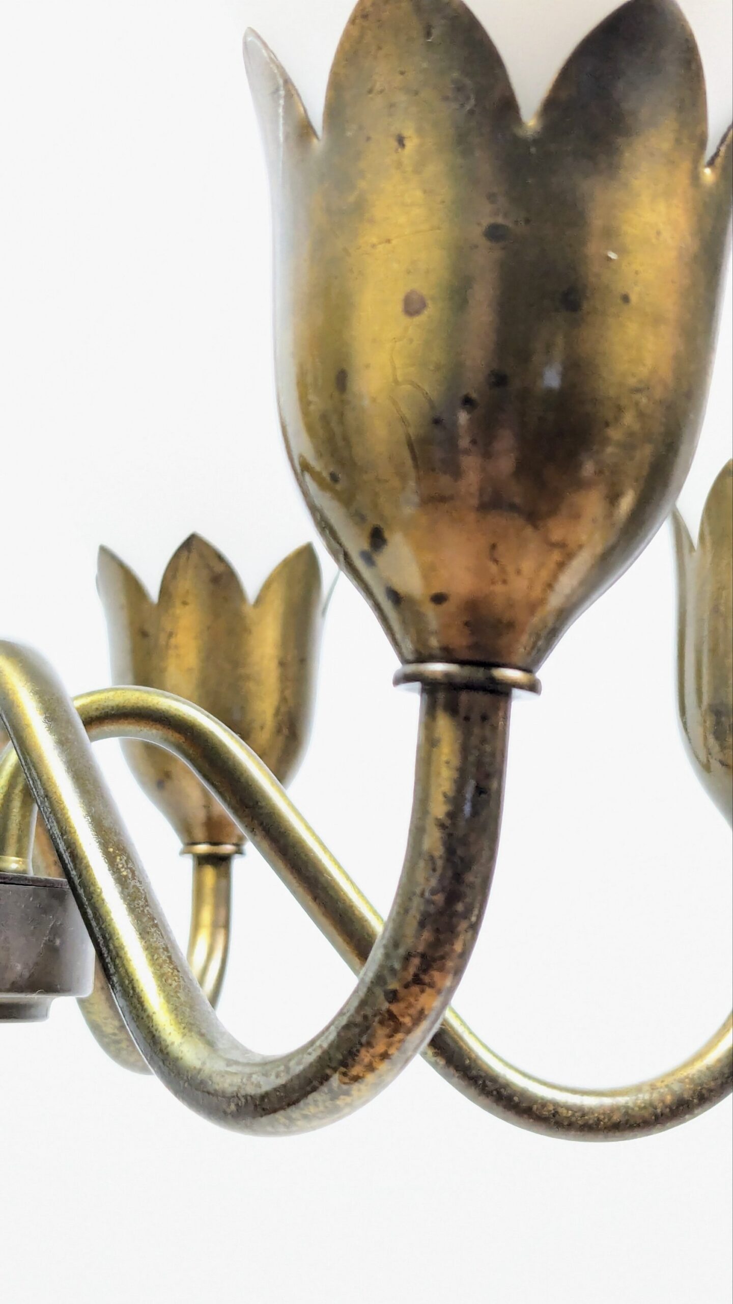 Skøn patineret Fog og Mørup tulipan lysekrone fra 1940. Ø47. Nyt el. 70 cm nedhæng. Pickup only.