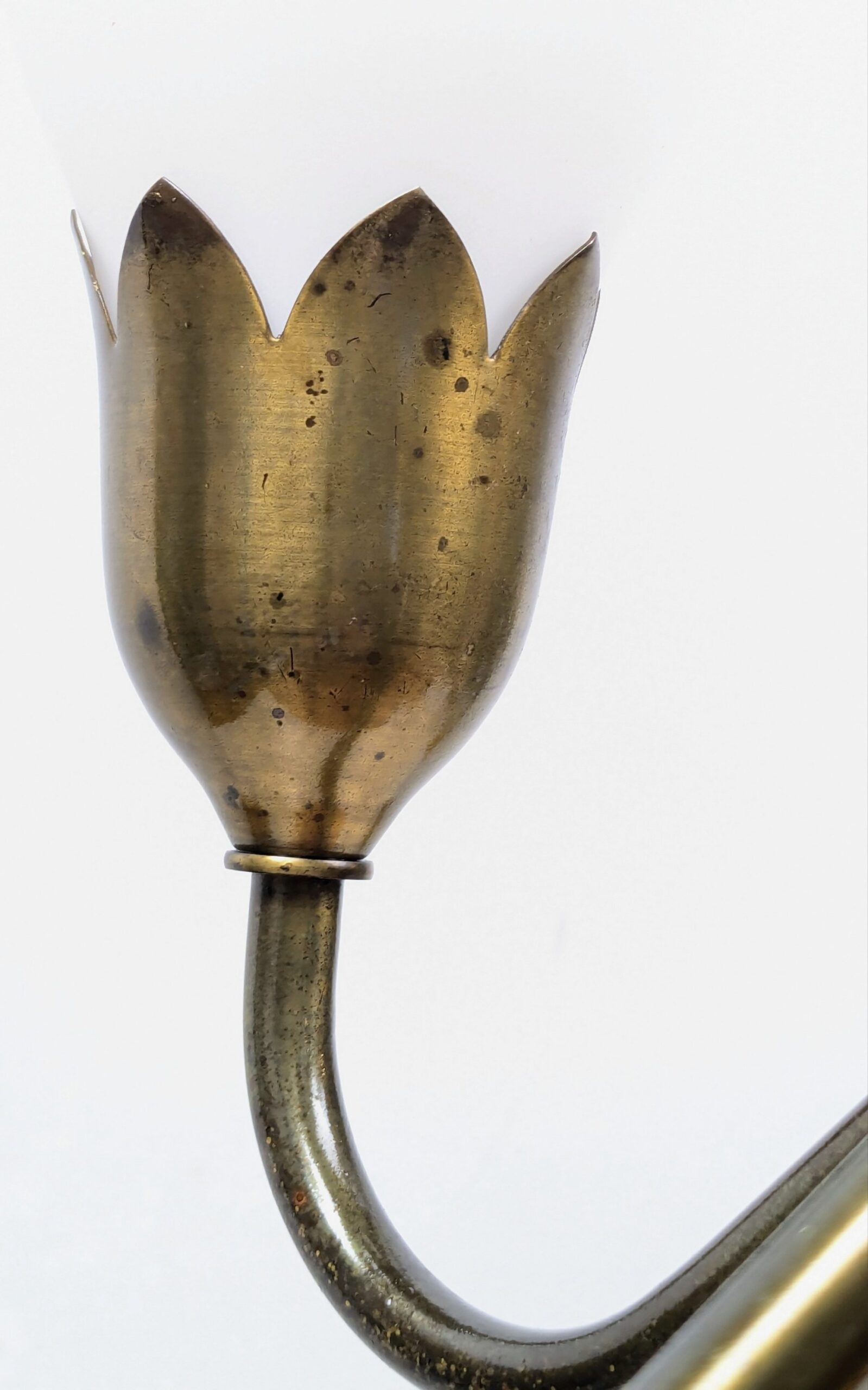 Skøn patineret Fog og Mørup tulipan lysekrone fra 1940. Ø47. Nyt el. 70 cm nedhæng. Pickup only.