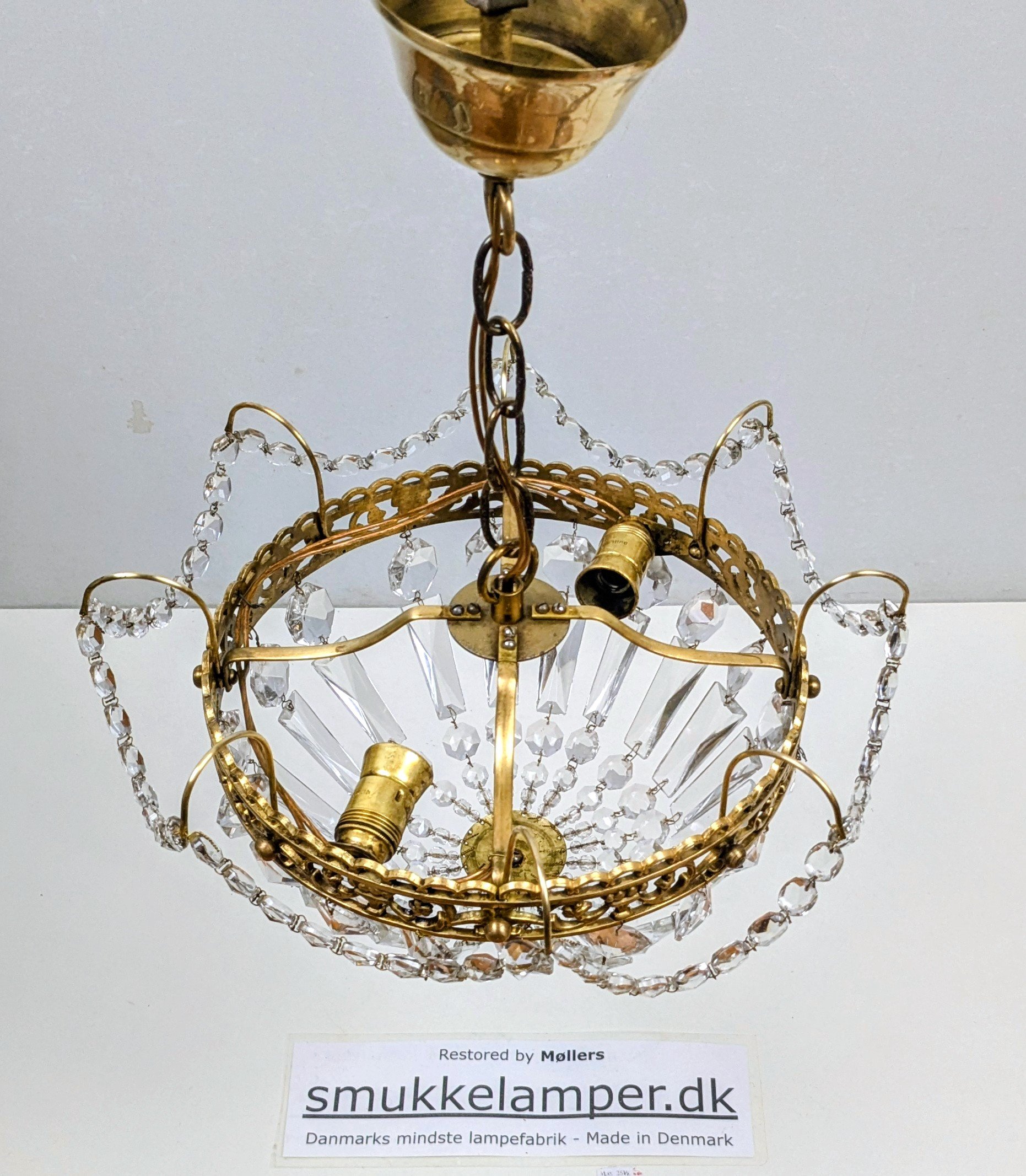 Skøn lille Emperie prisme lysekrone fra 1940. 126 prismer. Basket stil. Ø32.