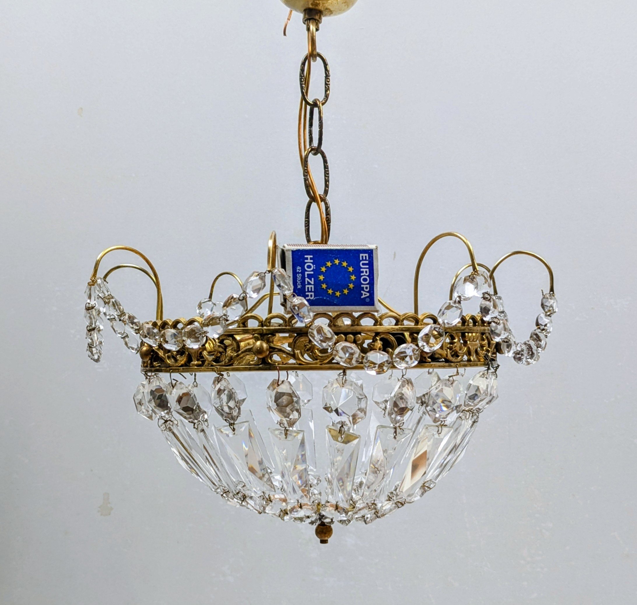 Skøn lille Emperie prisme lysekrone fra 1940. 126 prismer. Basket stil. Ø32.