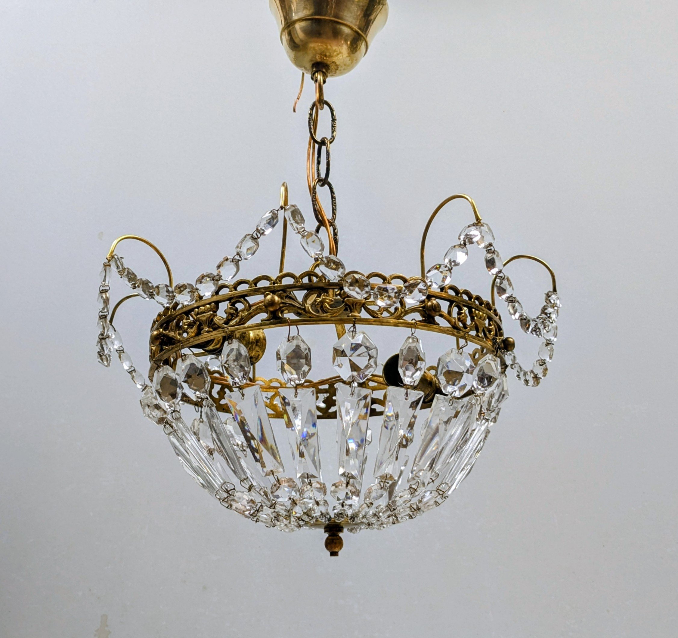 Skøn lille Emperie prisme lysekrone fra 1940. 126 prismer. Basket stil. Ø32.