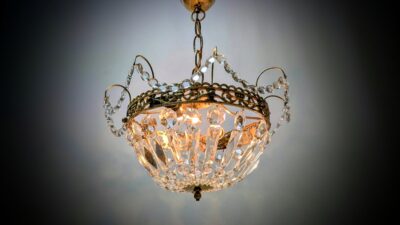 Skøn lille Emperie prisme lysekrone fra 1940. 126 prismer. Basket stil. Ø32.