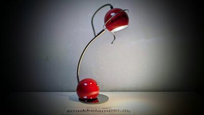 Skøn rød space age bordlampe til skrivebordet. 40 cm høj.
