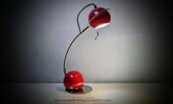 Skøn rød space age bordlampe til skrivebordet. 40 cm høj.