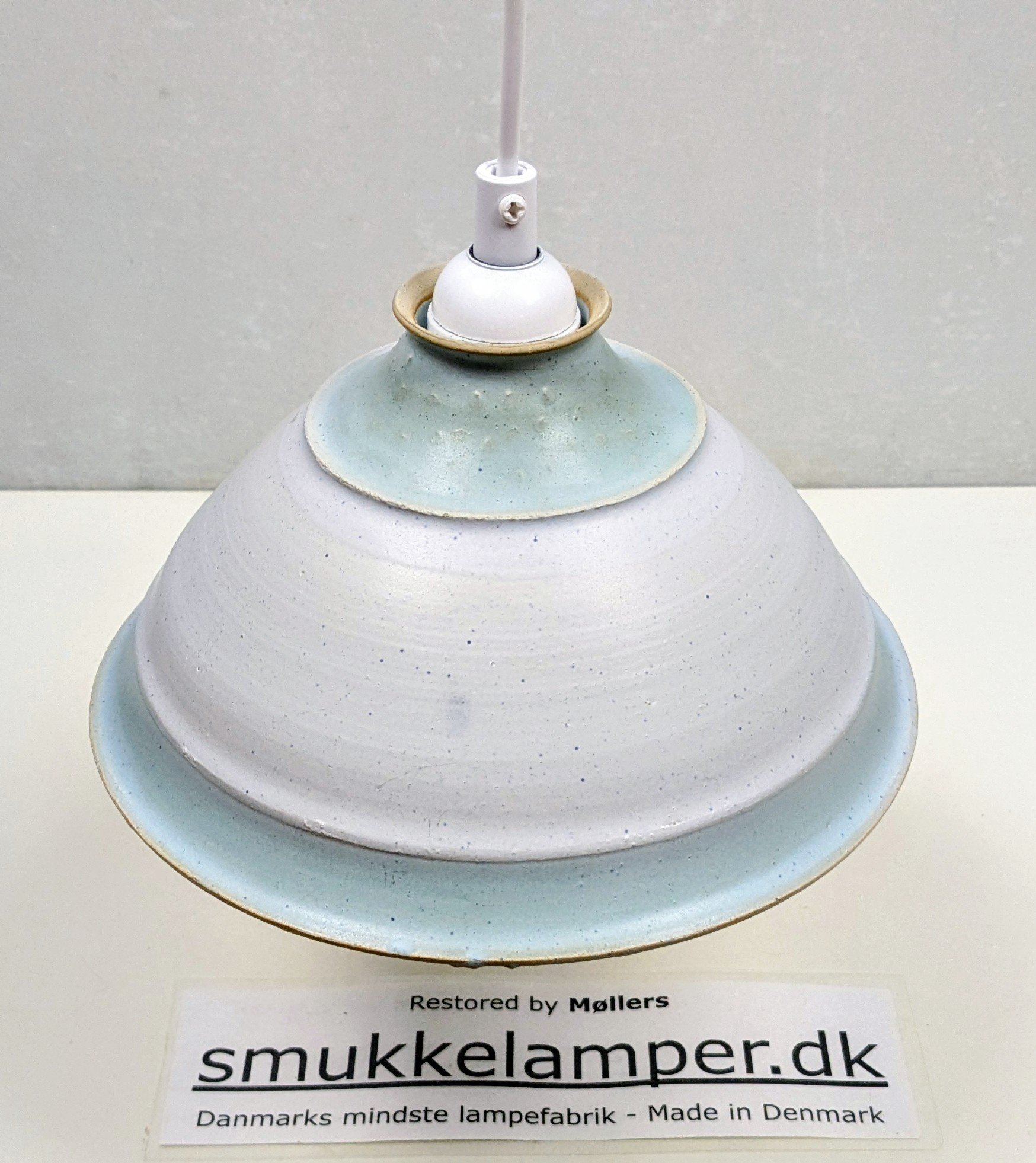 Skøn keramik lampe med delvist lys pastel grøn glasur. Nyt el. Ø24,5 cm