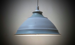 Skøn keramik lampe med delvist lys pastel grøn glasur. Nyt el. Ø24,5 cm