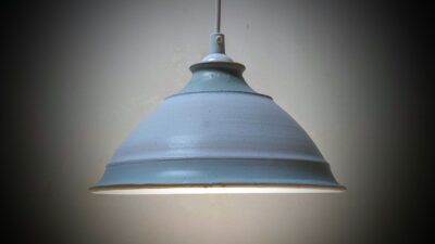 Skøn keramik lampe med delvist lys pastel grøn glasur. Nyt el. Ø24,5 cm
