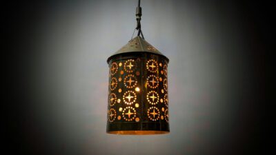 Skøn lille messing hjørne pendel fra 1960. Ø15. 33cmH. Nyt el.