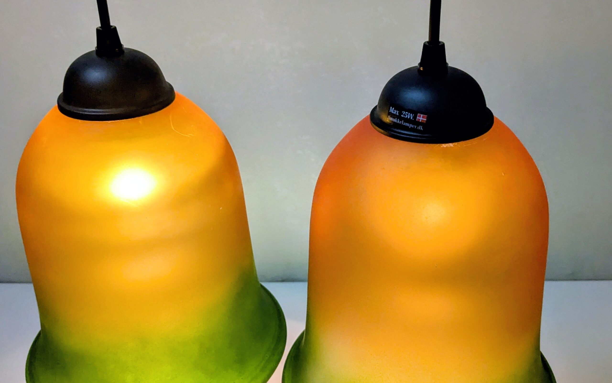 Sæt med to glas pendler i green burst. Ø19. 23cmH. Nyt el. Sæt. Redesign.