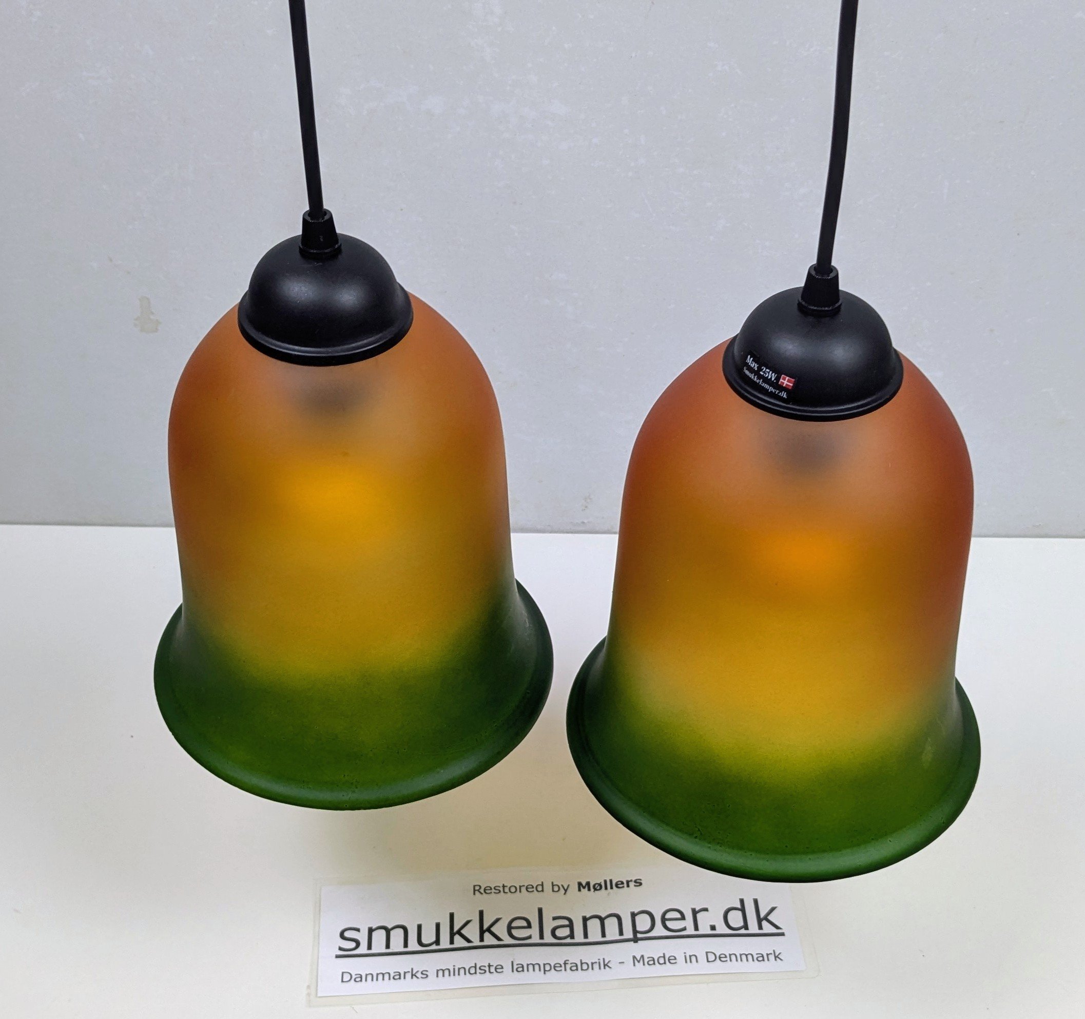 Sæt med to glas pendler i green burst. Ø19. 23cmH. Nyt el. Sæt. Redesign.