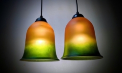 Sæt med to glas pendler i green burst. Ø19. 23cmH. Nyt el. Sæt. Redesign.