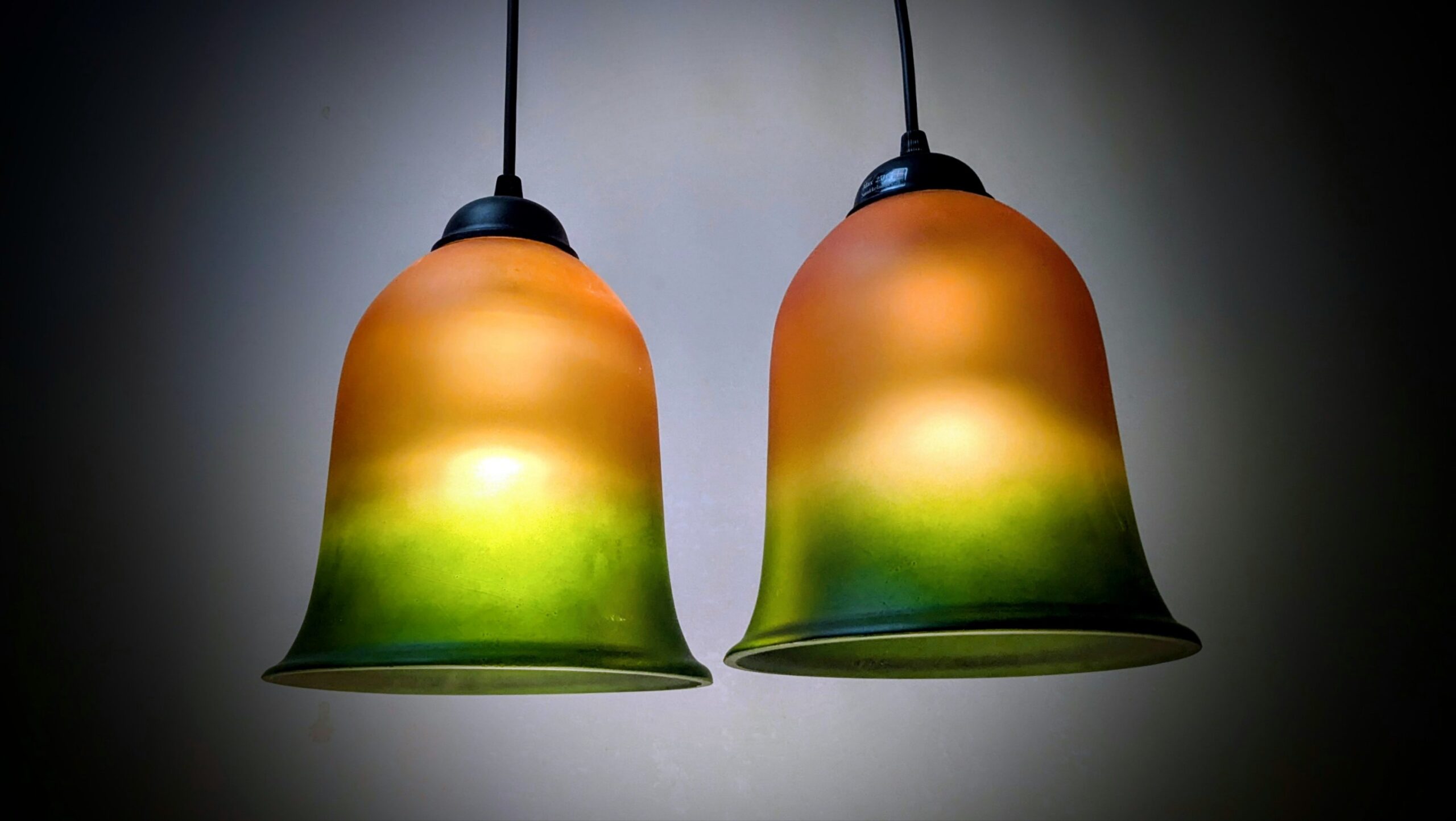 Sæt med to glas pendler i green burst. Ø19. 23cmH. Nyt el. Sæt. Redesign.